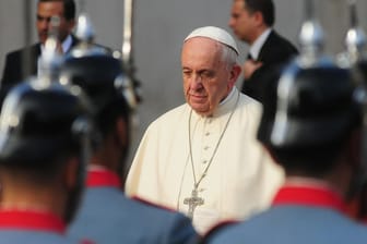 Papst Franziskus in Chile: Auf seiner Reise nahm er einen Bischof in Schutz, der einen Pädophilen gedeckt haben soll. Nun werfen Opfer Franziskus persönlich vor, über seinen Wissensstand gelogen zu haben.