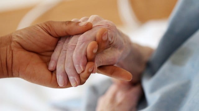 Viele Menschen sind im Alter auf Hilfe angewiesen.