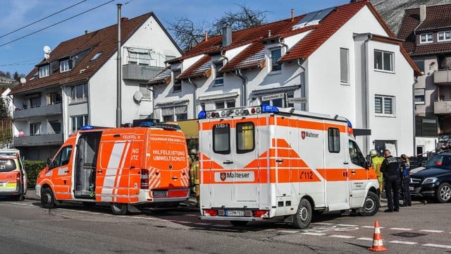 Einsatzkräfte von Rettungsdiensten und Polizei stehen vor dem Haus in Esslingen, in dem mehrere Tote gefunden wurden. Einsatzkräfte von Rettungsdiensten und Polizei stehen vor dem Haus in Esslingen, in dem mehrere Tote gefunden wurden.