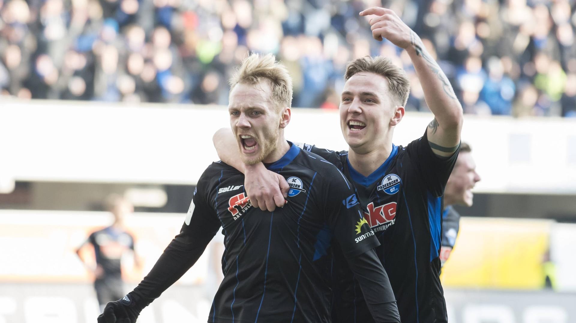 Die Paderborner Ben Zolinski (l.) und Philipp Tietz jubeln: In der 3. Liga ist der Klub auf Aufstiegskurs.