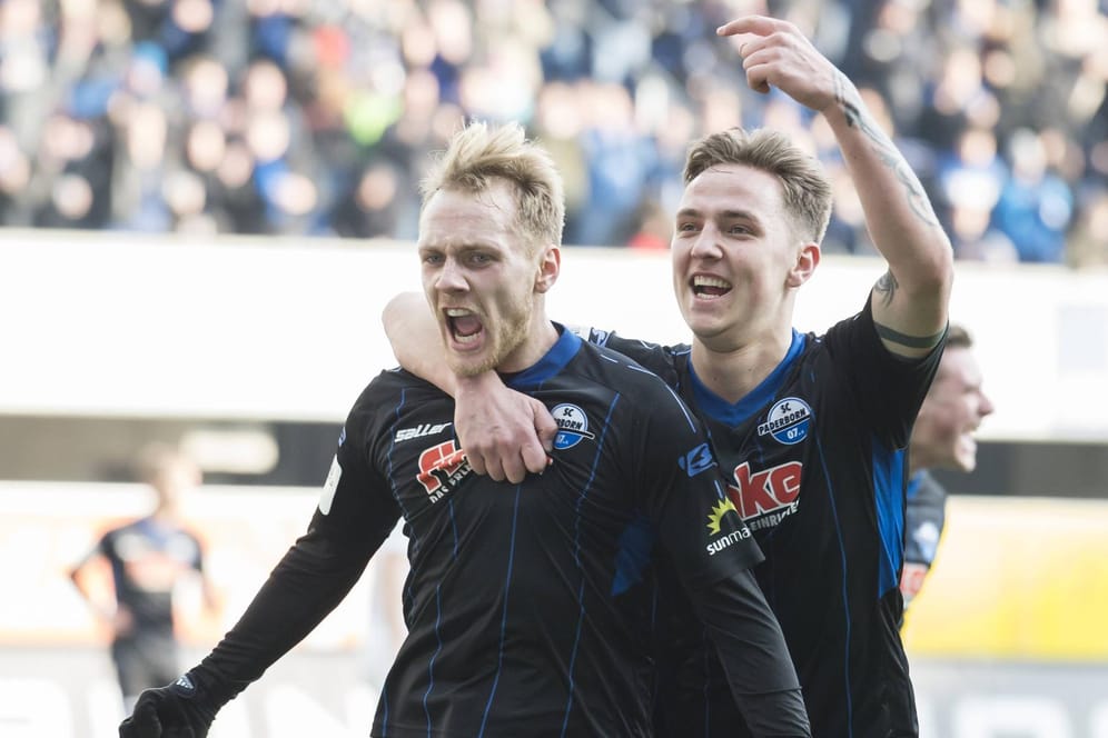 Die Paderborner Ben Zolinski (l.) und Philipp Tietz jubeln: In der 3. Liga ist der Klub auf Aufstiegskurs.