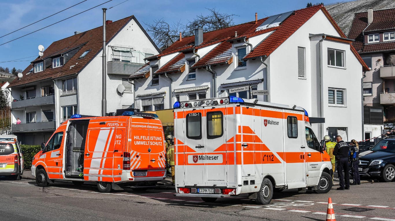 Rettungskräfte vor dem Reihenhaus in Esslingen: Angehörige entdeckten die leblosen Körper beim Blick durchs Fenster.