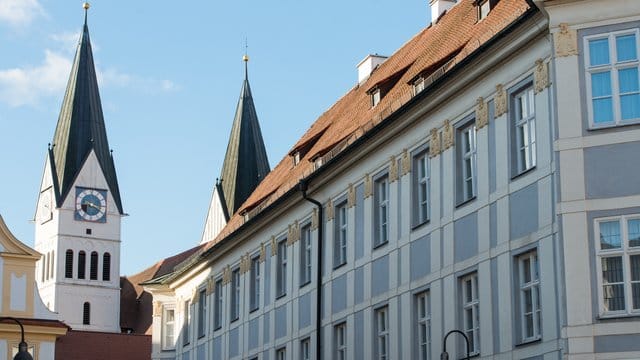 Bischofshaus mit der Wohnung des Eichstätter Bischofs vor dem Dom zu Eichstätt im Hintergrund. Bischofshaus mit der Wohnung des Eichstätter Bischofs vor dem Dom zu Eichstätt im Hintergrund.