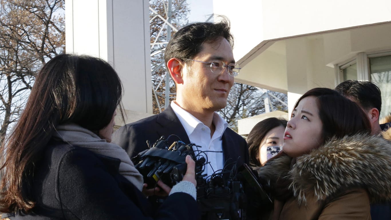 Lee Jae-Yong, der stellvertretende Vorsitzende des Konzerns Samsung Electronics verlässt die Haftanstalt in Uiwang, Südkorea: Ein Berufungsgericht in Südkorea hat die fünfjährige Haftstrafe des Samsung-Erbens in eine Bewährungsstrafe umgewandelt.