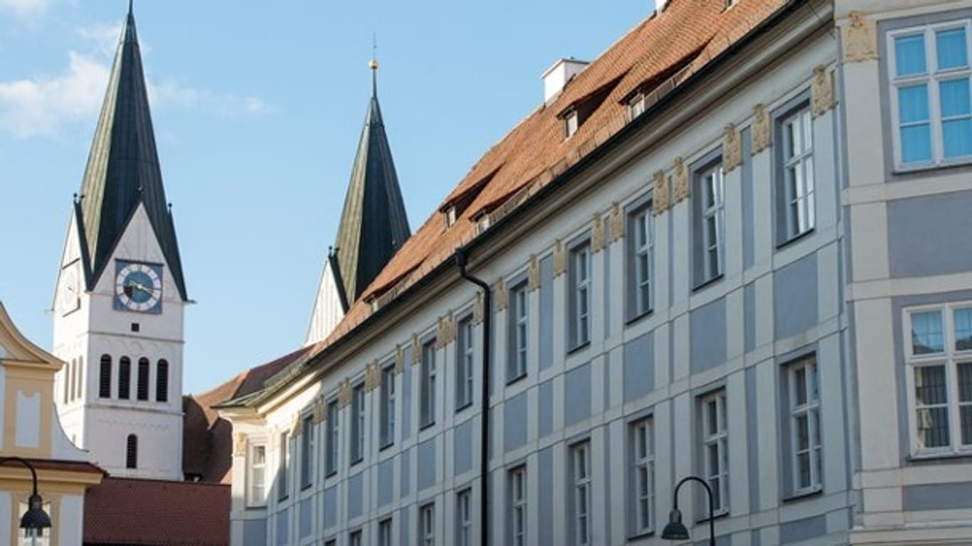 Bischofshaus vor dem Dom in Eichstätt: Die katholische Kirche wird von einem neuen Finanzskandal heimgesucht.