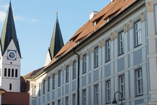 Bischofshaus vor dem Dom in Eichstätt: Die katholische Kirche wird von einem neuen Finanzskandal heimgesucht.