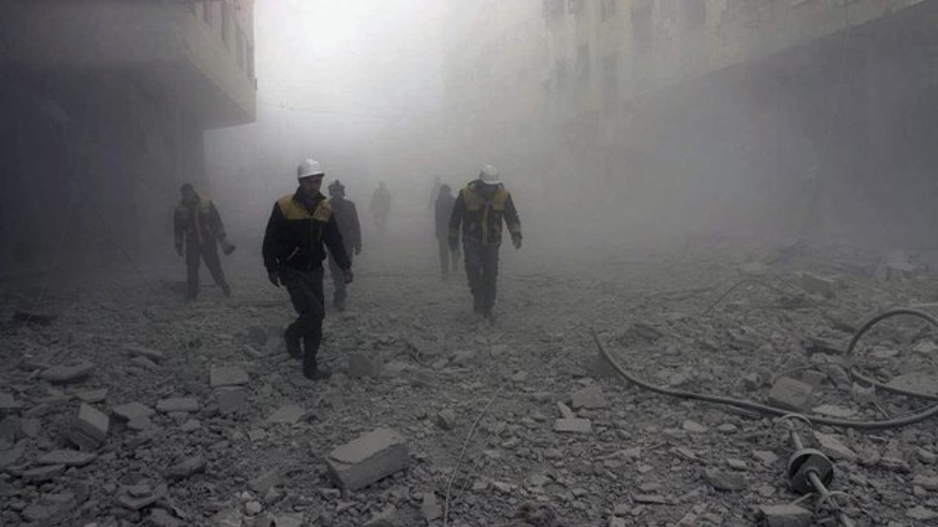 Zivilschutzmitarbeiter nach einem Luftangriff in einem von Rebellen kontrollierten Vorort von Damaskus.