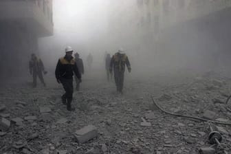 Zivilschutzmitarbeiter nach einem Luftangriff in einem von Rebellen kontrollierten Vorort von Damaskus.