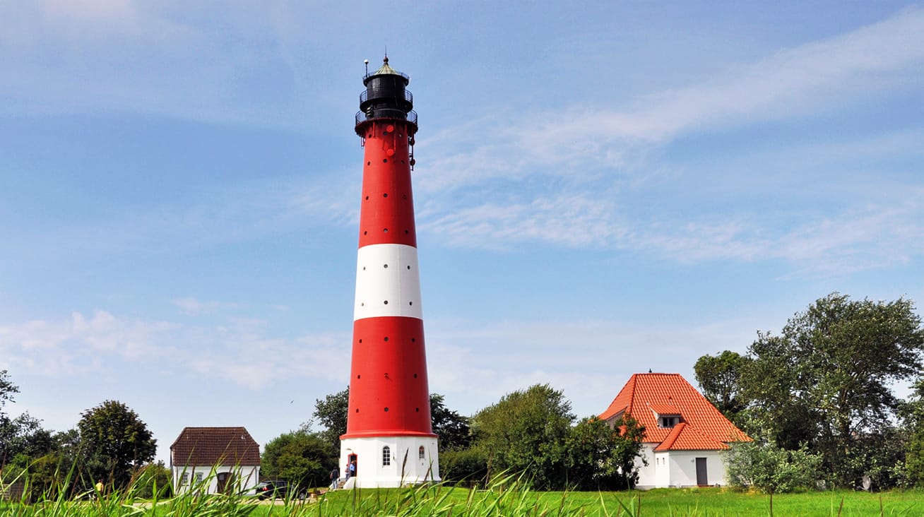 Leuchtturm auf der Insel Pellworm: Dank seiner riesigen Grasflächen trägt Pellworm den Spitznamen "Klein-Irland". Die Stille wird hier nur vom Kreischen der Möwen und vom Blöken der Schafe unterbrochen.