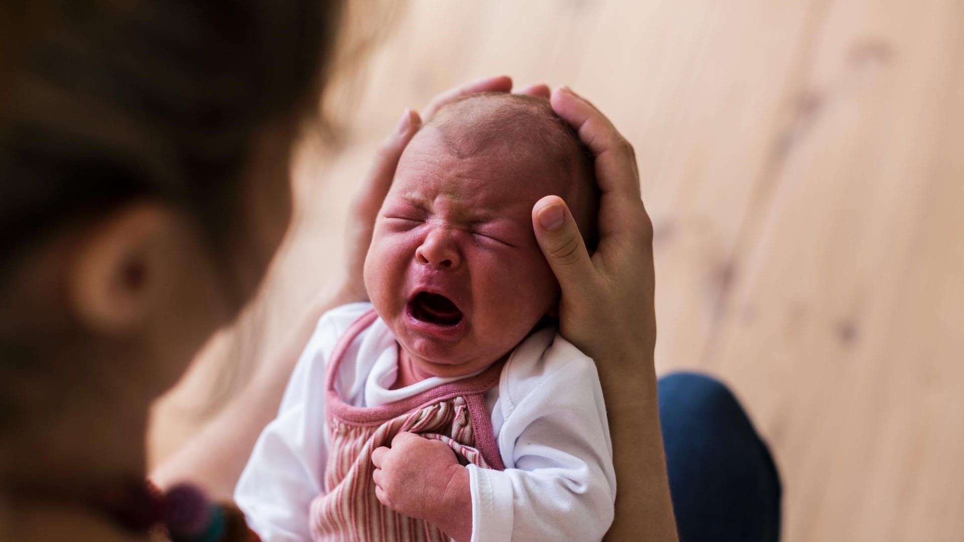 Weinendes Baby: Schreit ein Säugling, dann geht es für ihn ums Überleben. Er hat Hunger, friert oder schwitzt, hat Schmerzen oder braucht menschliche Nähe.