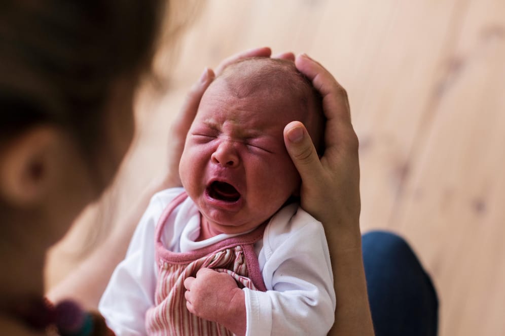 Weinendes Baby: Schreit ein Säugling, dann geht es für ihn ums Überleben. Er hat Hunger, friert oder schwitzt, hat Schmerzen oder braucht menschliche Nähe.