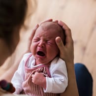 Weinendes Baby: Schreit ein Säugling, dann geht es für ihn ums Überleben. Er hat Hunger, friert oder schwitzt, hat Schmerzen oder braucht menschliche Nähe.