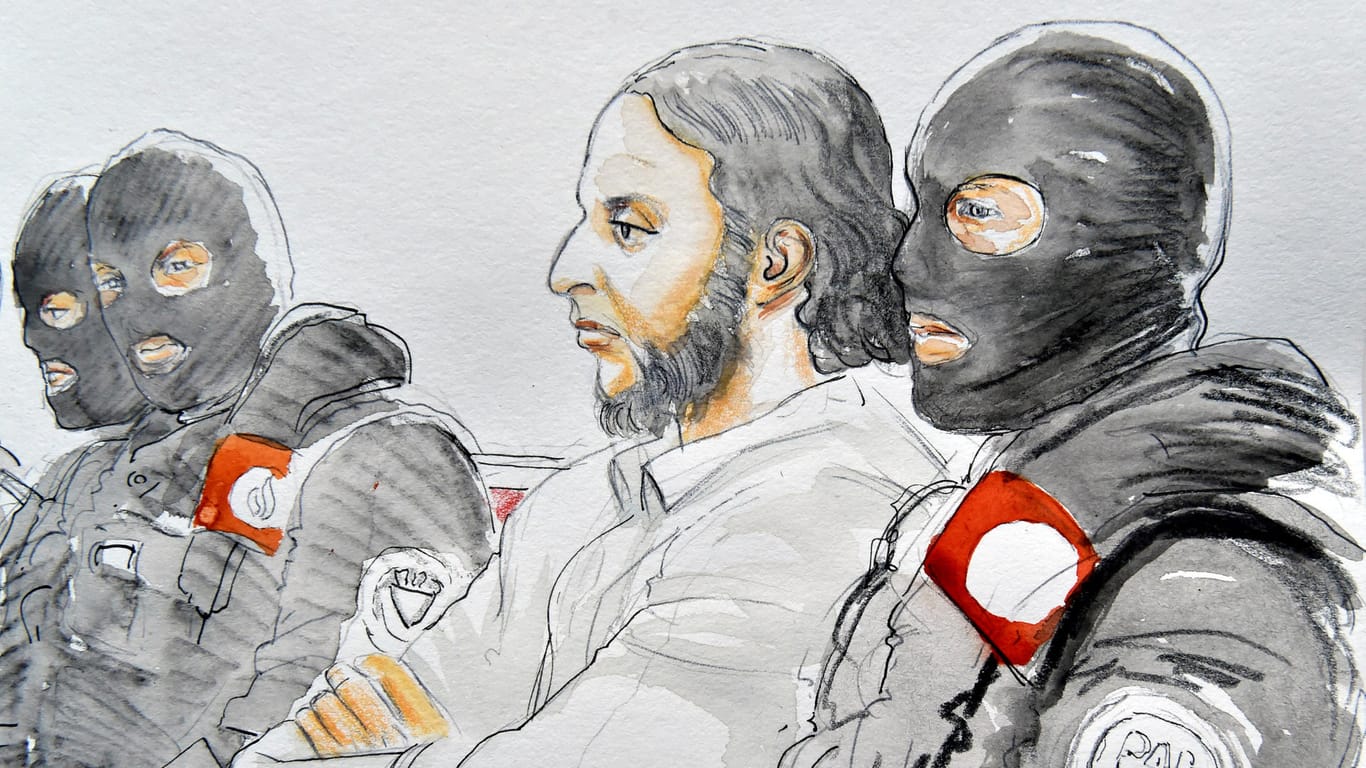 Abdeslam aus Sicht des Gerichtszeichners: Umringt von Spezialkräften der belgischen Polizei verfolgt der Terrorist den Prozess in Brüssel.