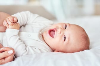 Lachendes Baby: Das erste soziale Lächeln zeigt ein Baby ab der sechsten Lebenswoche.