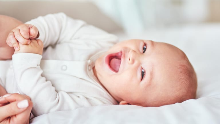 Lachendes Baby: Das erste soziale Lächeln zeigt ein Baby ab der sechsten Lebenswoche.