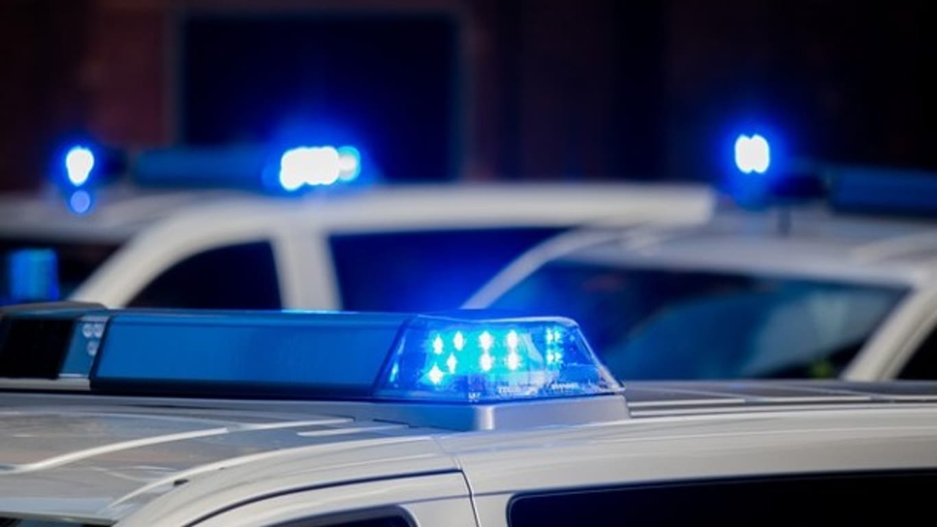 Polizeiwagen im Einsatz: Im Fall des toten Kölners wird noch weiter ermittelt.