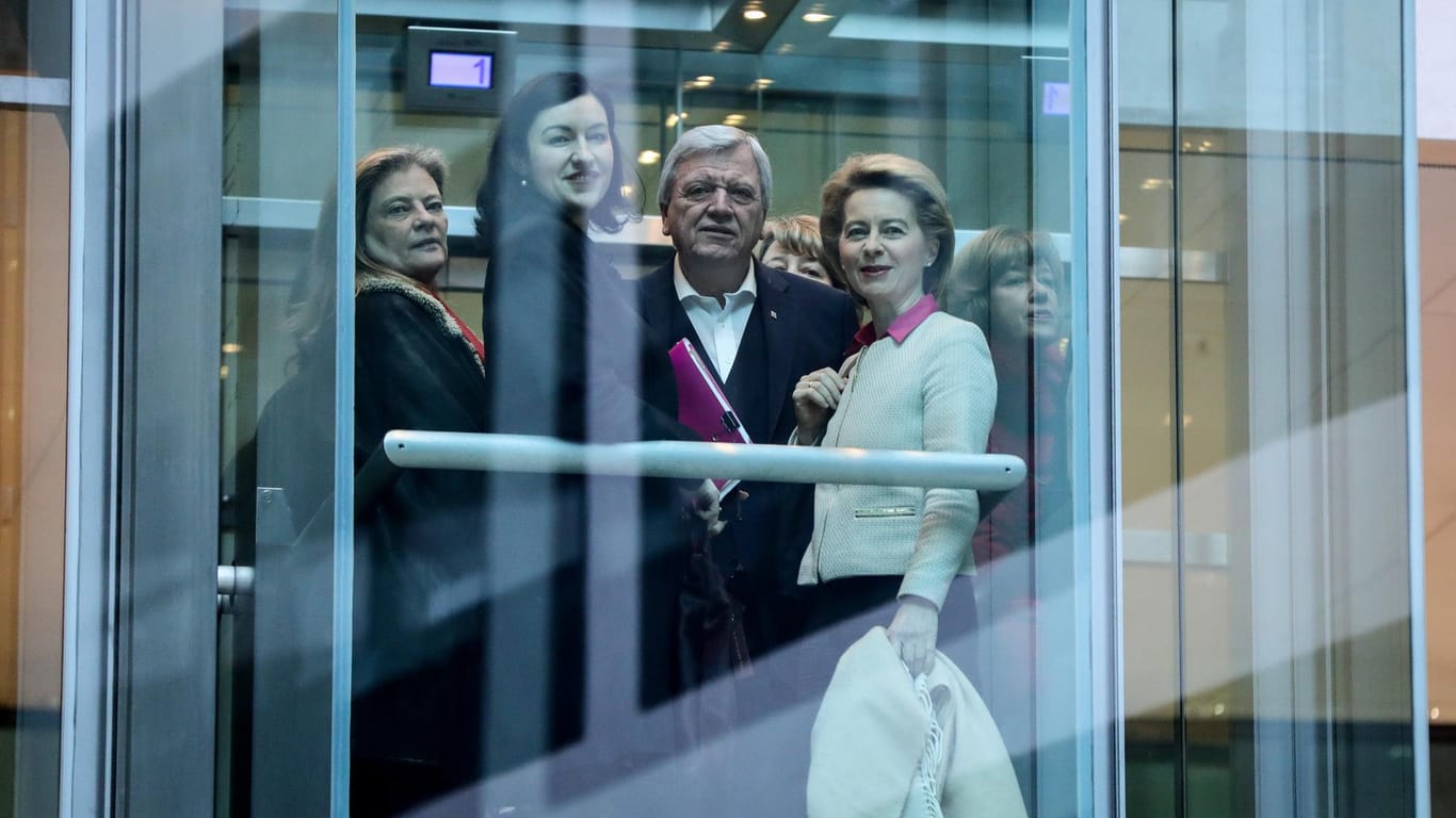 Dorothee Bär (2.v.l., CSU), Volker Bouffier (CDU) und Ursula von der Leyen (CDU): Der Verhandlungspuffer wird ausgereizt.