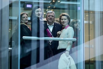 Dorothee Bär (2.v.l., CSU), Volker Bouffier (CDU) und Ursula von der Leyen (CDU): Der Verhandlungspuffer wird ausgereizt.