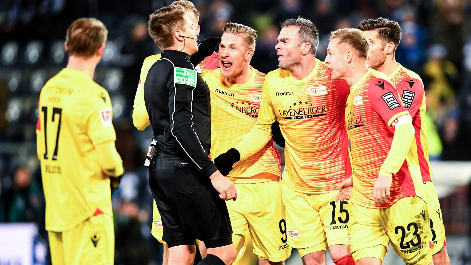 Nicht einverstanden mit dem Zeitpunkt des Abpfiffs.: Die Spieler von Union Berlin stürmten nach der Partie in Bielefeld auf den Unparteiischen Tobias Reichel (3. v. l.) zu. Nicht einverstanden mit dem Zeitpunkt des Abpfiffs.: Die Spieler von Union Berlin stürmten nach der Partie in Bielefeld auf den Unparteiischen Tobias Reichel (3. v. l.) zu.