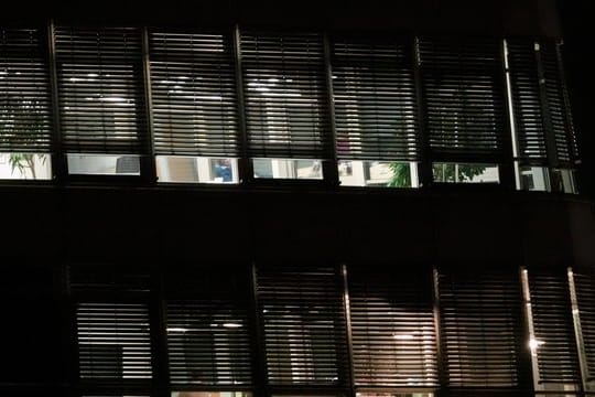 Die Fenster der CDU-Zentrale leuchten während der Koalitionsverhandlungen.