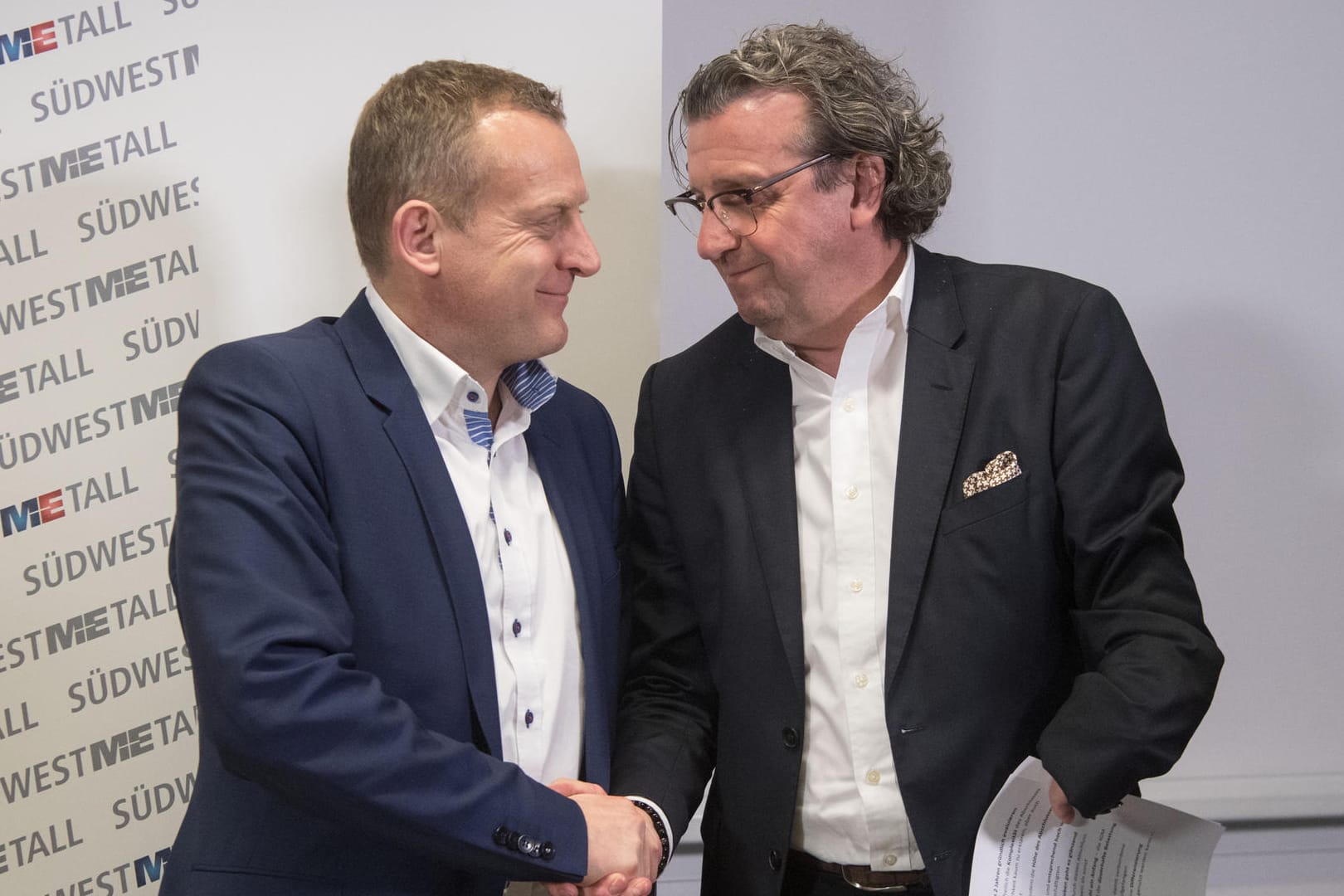 Stefan Wolf (r.), der Vorsitzende der Arbeitgebervereinigung Südwestmetall und Roman Zitzelsberger, der Bezirksleiter der IG Metall Baden-Württemberg: Die beiden Tarifparteien haben sich in Stuttgart auf einen Abschluss verständigt. Stefan Wolf (r.), der Vorsitzende der Arbeitgebervereinigung Südwestmetall und Roman Zitzelsberger, der Bezirksleiter der IG Metall Baden-Württemberg: Die beiden Tarifparteien haben sich in Stuttgart auf einen Abschluss verständigt.