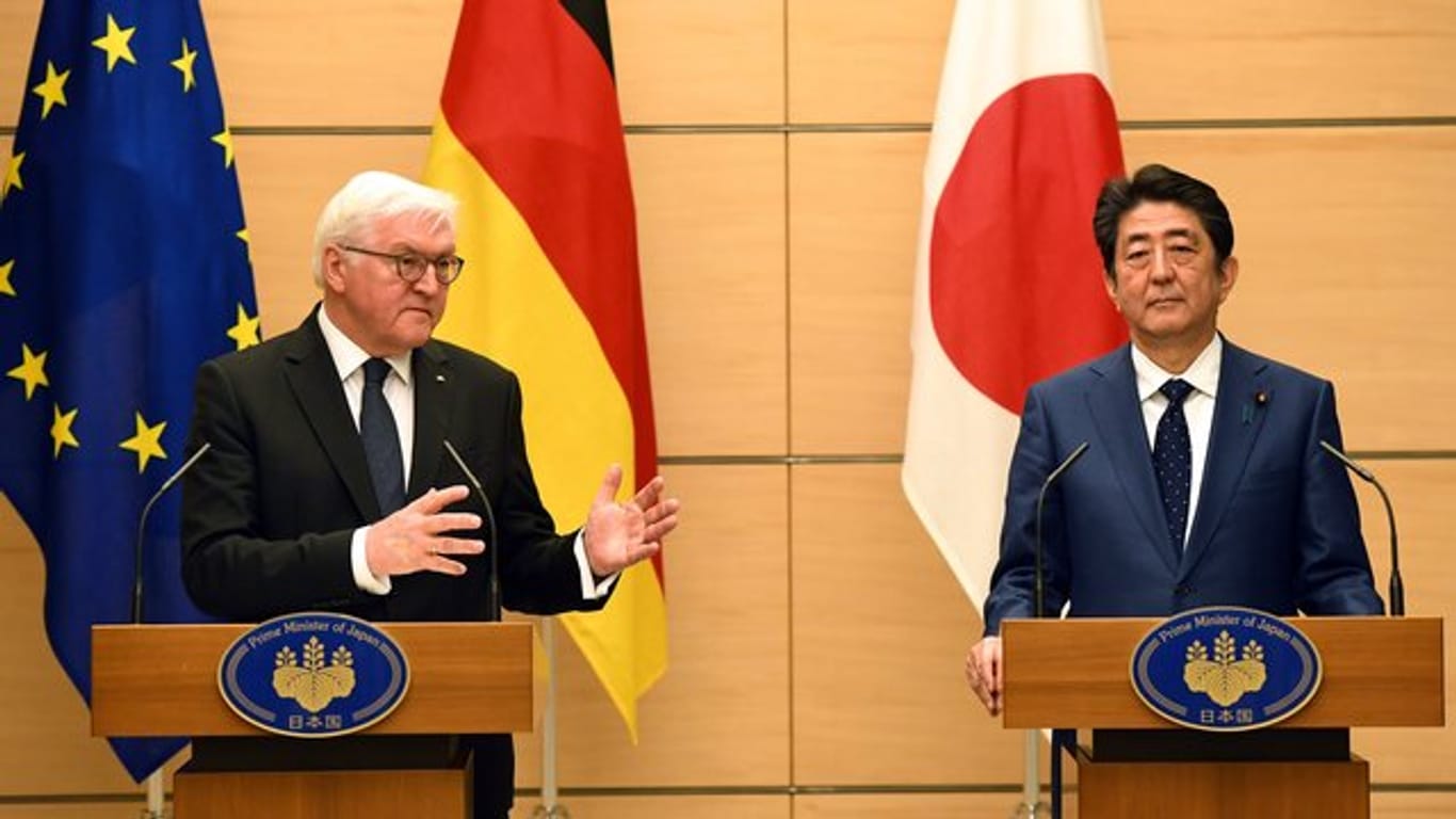 Begrüßung: Bundespräsident Frank-Walter Steinmeier und der japanische Ministerpräsident Shinzo Abe in Tokio.