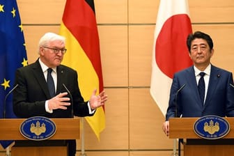 Begrüßung: Bundespräsident Frank-Walter Steinmeier und der japanische Ministerpräsident Shinzo Abe in Tokio.