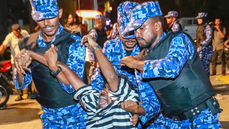 Polizisten nehmen einen oppositionellen Demonstranten fest: Auf den Malediven herrscht der Ausnahmezustand.