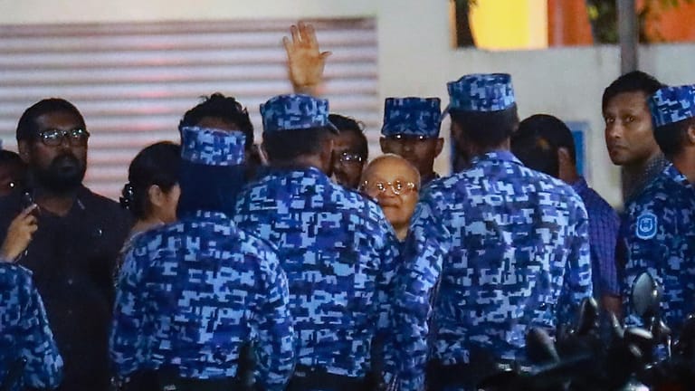Polizisten nehmen den ehemaligen Präsidenten der Malediven und heutigen Oppositionellen, Maumoon Abdul Gayoom fest.