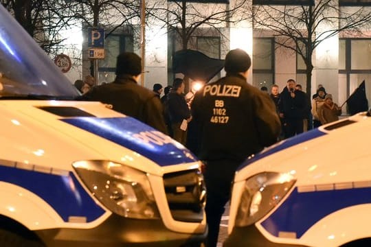 Polizisten schirmen eine Demonstration ab