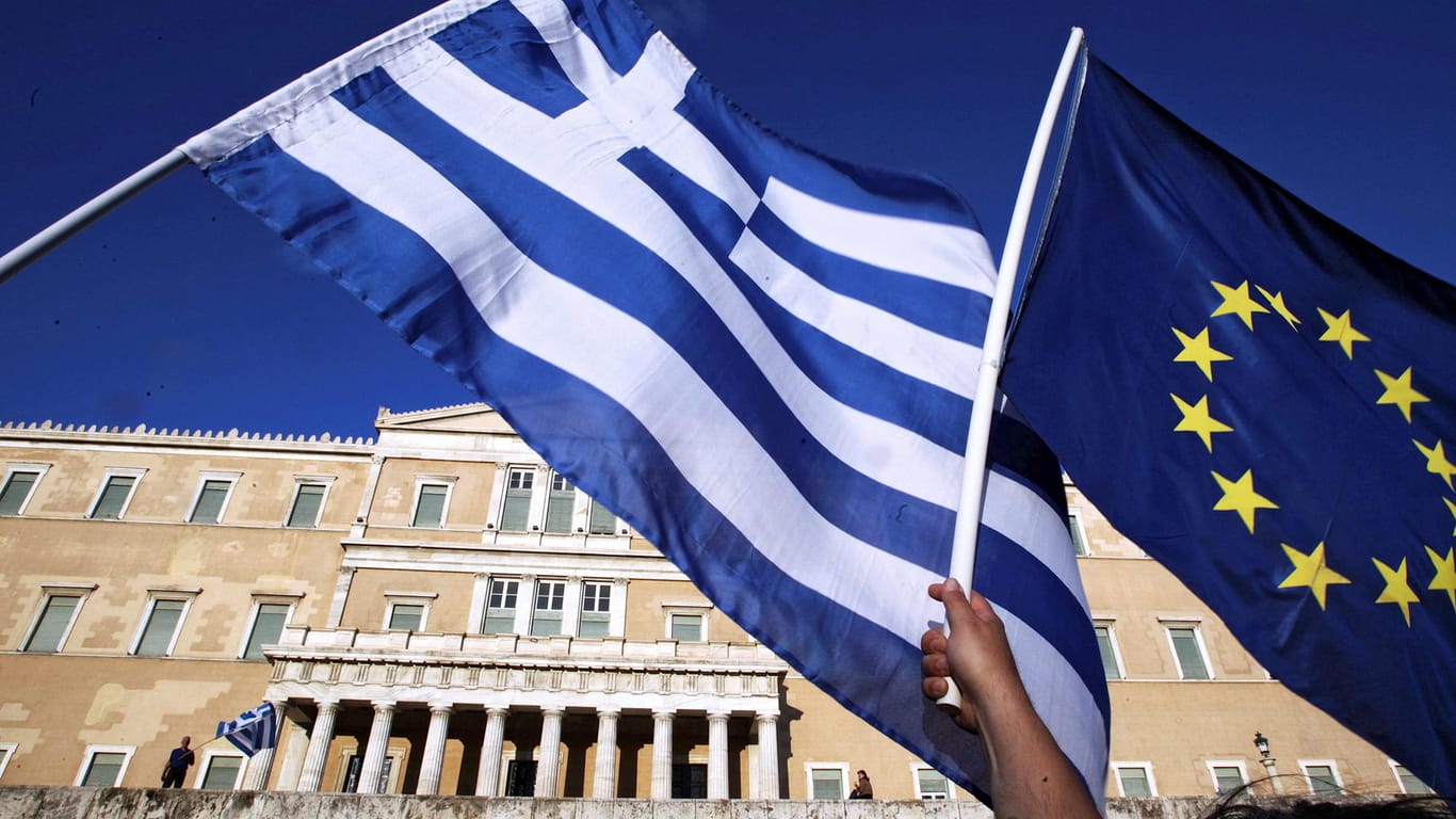Die griechische und die europäische Flagge: Es soll weiterhin umfassende Finanzhilfen für Griechenland geben.