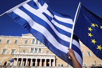 Die griechische und die europäische Flagge: Es soll weiterhin umfassende Finanzhilfen für Griechenland geben.