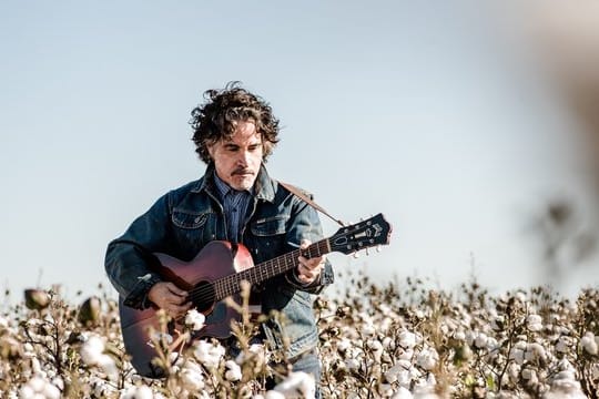 John Oates wohnt mit seiner Frau Aimee in Nashville.