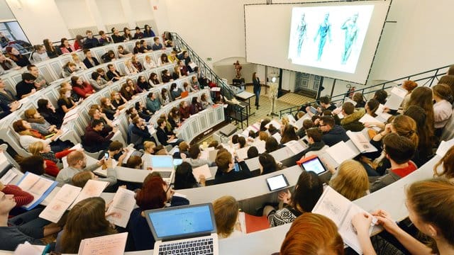 Anatomie-Hörsaal an der Martin-Luther-Universität Halle-Wittenberg. Anatomie-Hörsaal an der Martin-Luther-Universität Halle-Wittenberg.