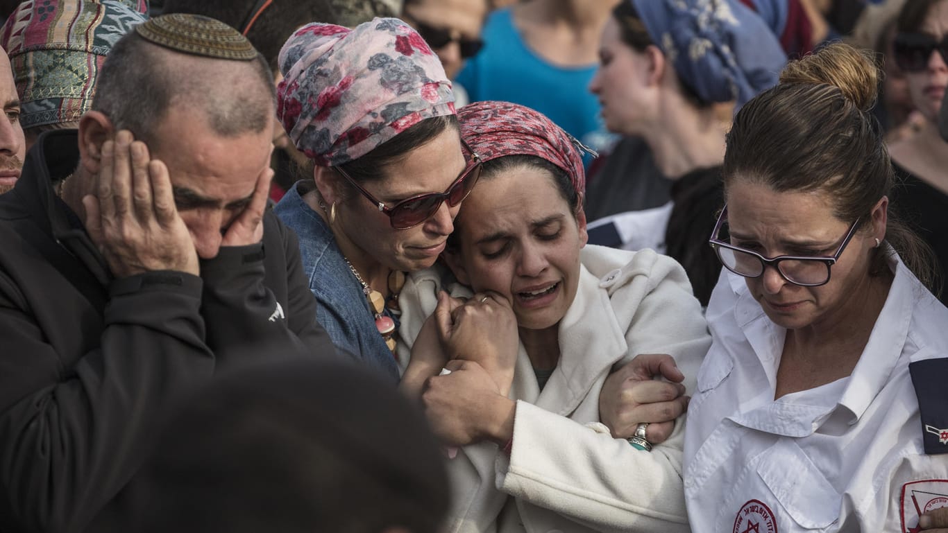 Angehörige auf der Beerdigung des Rabbiners im Januar: Die israelische Armee hat den Hauptverdächtigen in dem Mordfall nun erschossen.