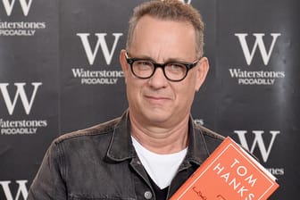 Tom Hanks: Hier posiert der Schauspieler mit seinem Debütbuch.
