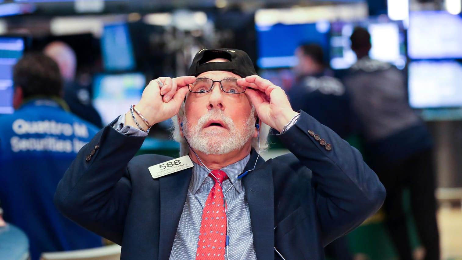 Ein Händler an der New Yorker Börse scheint seinen Augen nicht zu trauen: Der US-Leitindex Dow Jones Industrial sackte zeitweise um knapp 1600 Zähler ab.