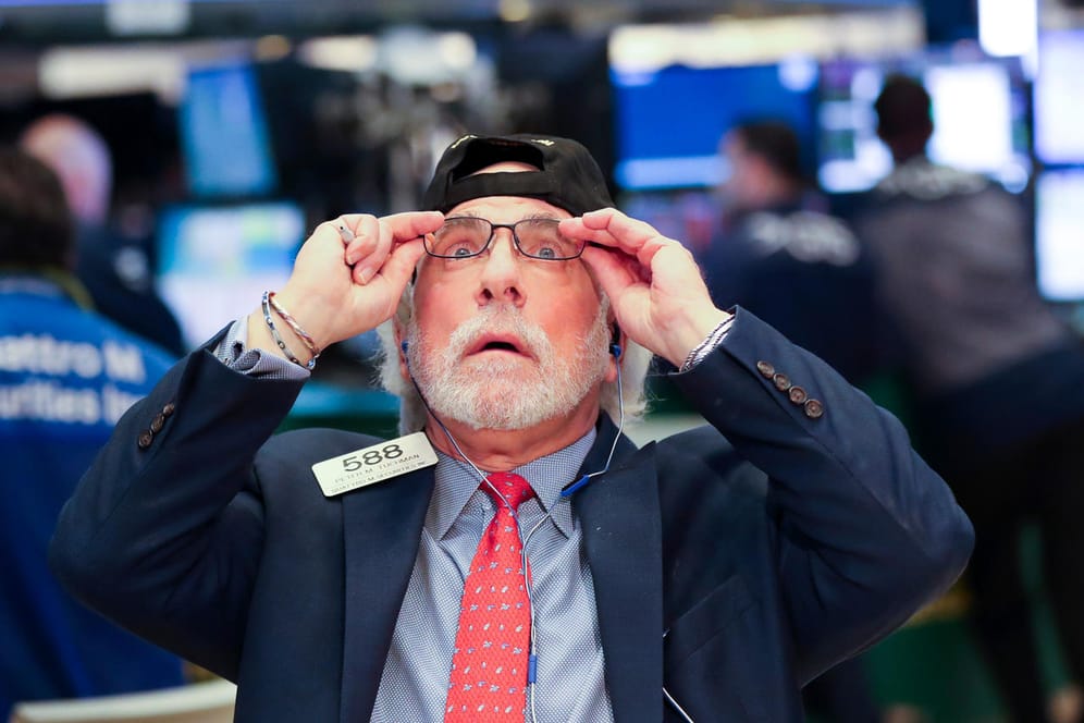 Ein Händler an der New Yorker Börse scheint seinen Augen nicht zu trauen: Der US-Leitindex Dow Jones Industrial sackte zeitweise um knapp 1600 Zähler ab.
