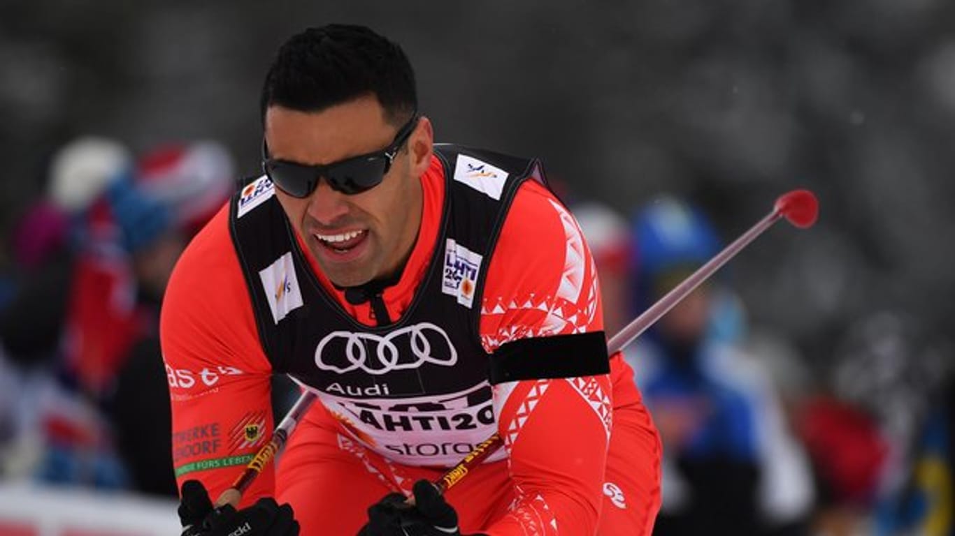 Pita Taufatofua aus Tonga startet im Ski-Langlauf.