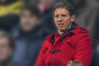 Julian Nagelsmann beim Pokal-Halbfinale Bayern gegen Dortmund 2017: Der rote Mantel des Hoffenheimer Trainers sorgte damals für Aufsehen.