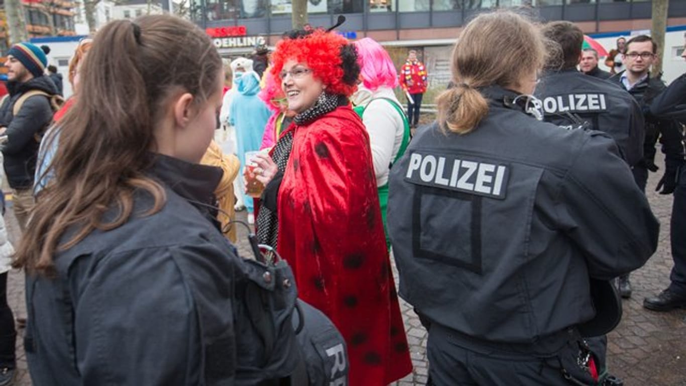 Polizisten patroullieren rund um den Mainzer Fastnachtsbrunnen, während die Narren den Beginn der Karnevals-Saison feiern.