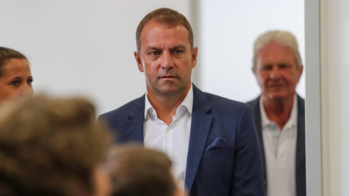 Hansi Flick bei seiner offiziellen Vorstellung in Hoffenheim: Der Sportchef könnte einem angeblichen Machtkampf zum Opfer fallen.