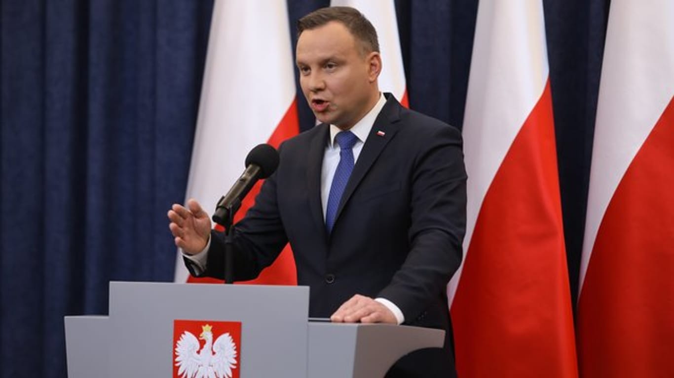 Trotz internationaler Proteste hat der polnische Präsident, Andrzej Duda, das umstrittene Holocaust-Gesetz unterschrieben.