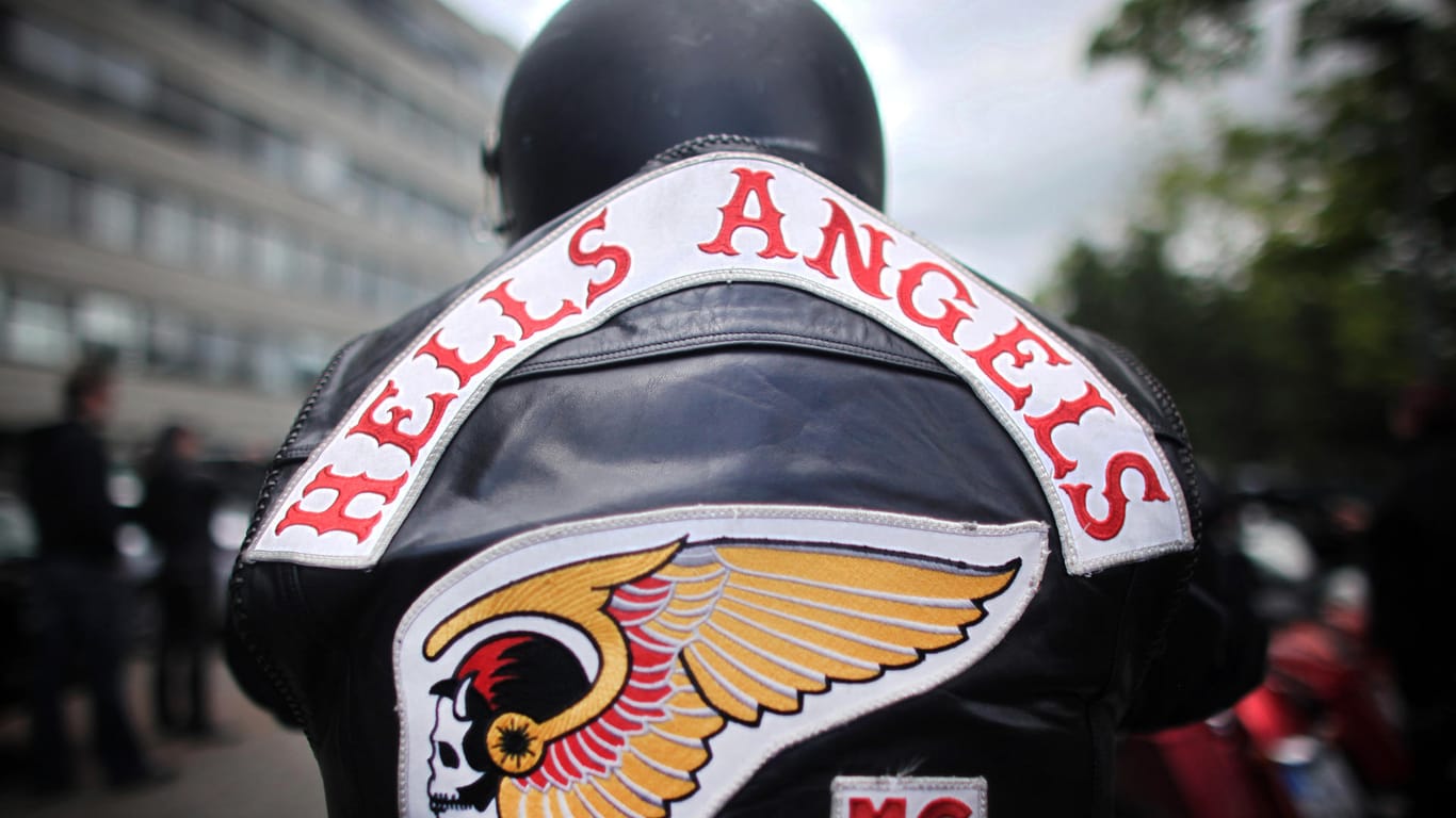 Ein Mitglied der Hells Angels: Die Polizei Hamburg hat eine Razzia im Rocker-Milieu durchgeführt – gegen welche Rockergruppierung sich die Ermittlungen richten, ist nicht bekannt.