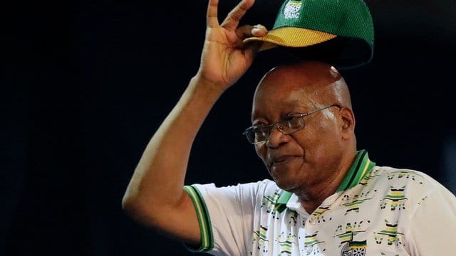 Südafrikas Regierungspartei prüft die Absetzung des umstrittenen Präsidenten Zuma. Südafrikas Regierungspartei prüft die Absetzung des umstrittenen Präsidenten Zuma.