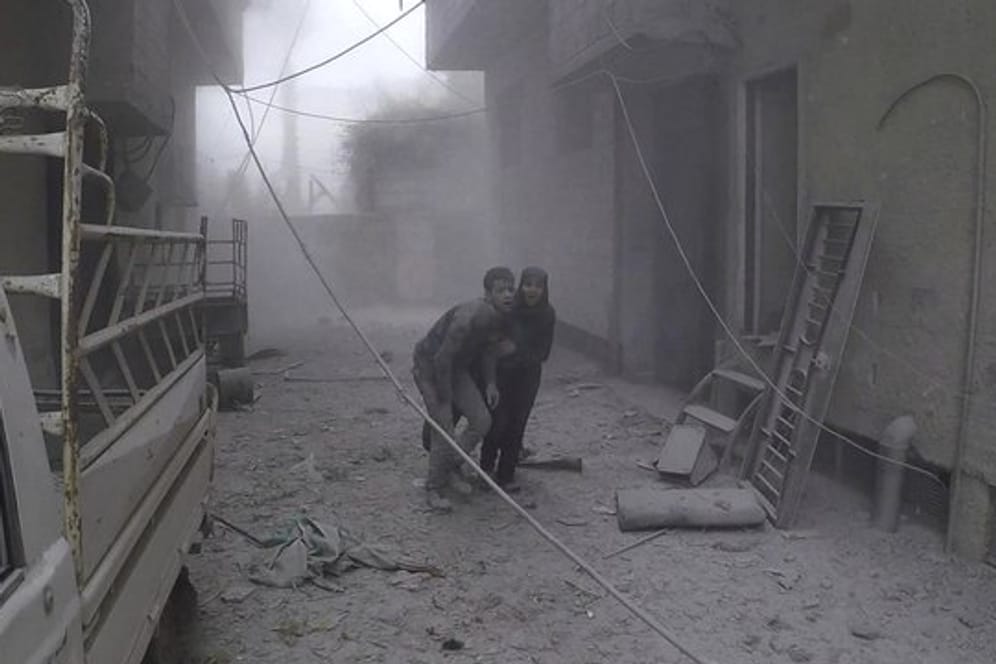 Zivilisten flüchten vor Luftangriffen in einem von Rebellen kontrollierten Vorort von Damaskus.