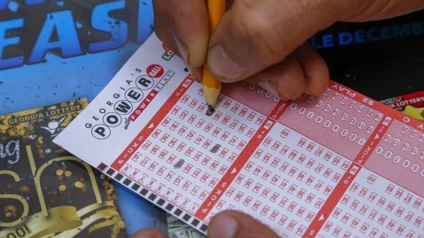 Ein Powerball-Spielschein: Eine US-Amerikanerin hat eine halbe Milliarde Dollar gewonnen – wegen eines Gesetzes lehnt sie den Gewinn ab.