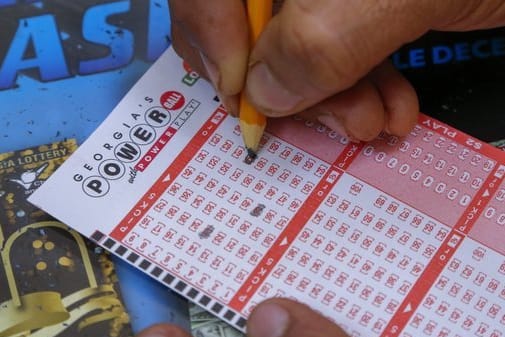 Ein Powerball-Spielschein: Eine US-Amerikanerin hat eine halbe Milliarde Dollar gewonnen – wegen eines Gesetzes lehnt sie den Gewinn ab.