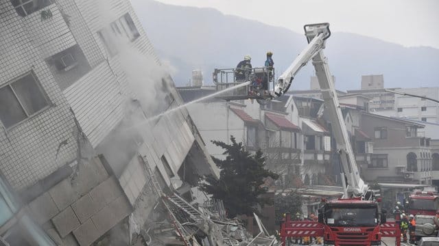 Das zwölfstöckige Wohnhaus neigt sich gefährlich zur Seite, weil die untersten Etagen eingestürzt sind.