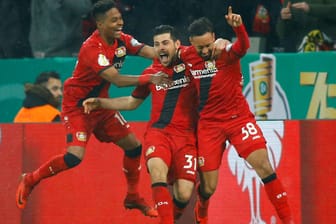 In Feierlaune: Leverkusens Wendell und Kevin Volland nach einem Treffer von Karim Bellarabi (v. l.).
